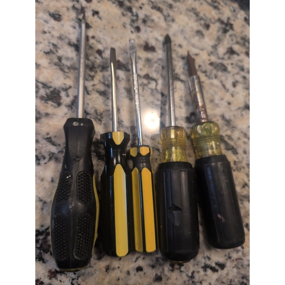 lot of 5 different screw drivers, Flat Head, Phillips